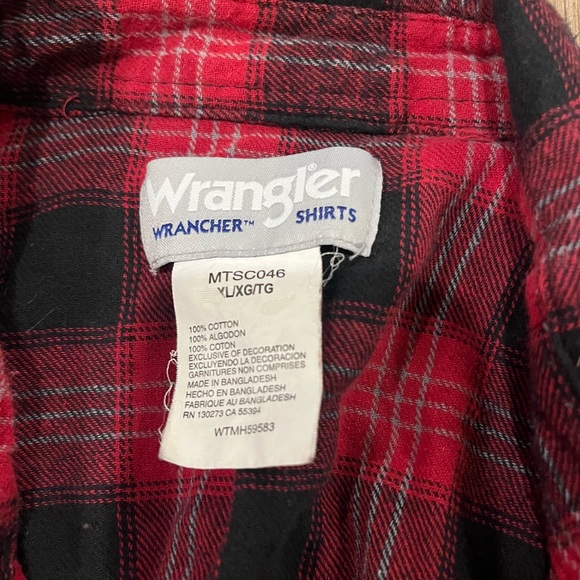 Wrangler Men's Black and Red Checkered Shirt - Picture 2 of 5